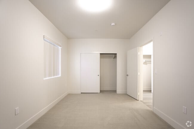 1BR, 1BA-667 SF - CC Tan Center