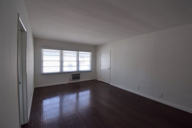 Photo - 11041 Moorpark St Unit 04