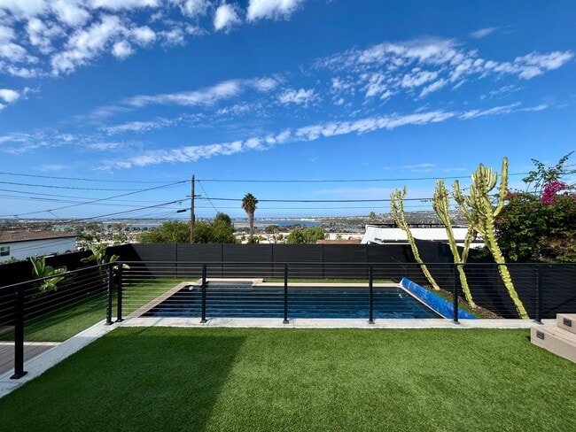 Building Photo - Stunning 3 Bedroom with Pool and Views in ...