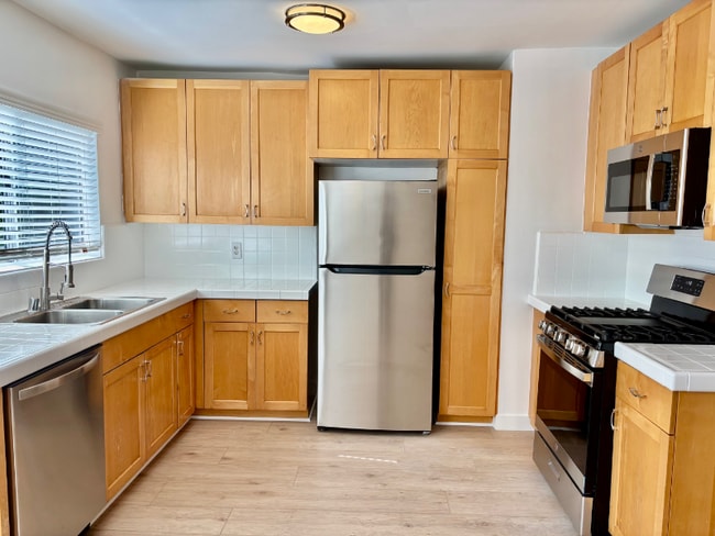 Building Photo - 808-812 Westmount Dr Unit 812-16 Rental