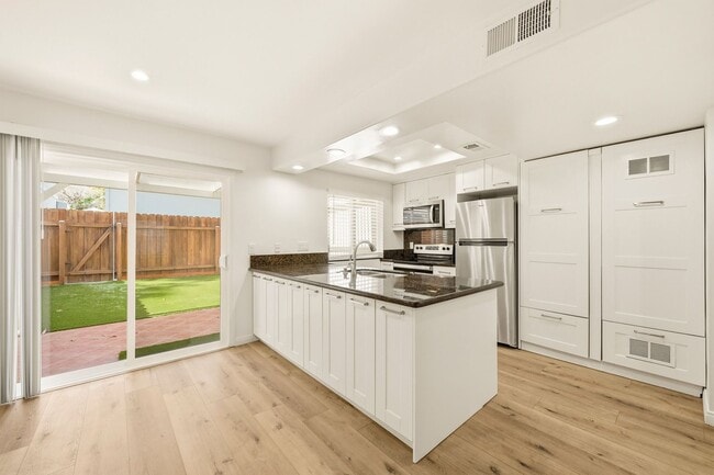 Building Photo - Remodeled 3bd/2.5bath steps from beaches, Racetrack, and Cedros Design district