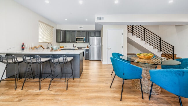 Photo - 17154 Chatsworth St