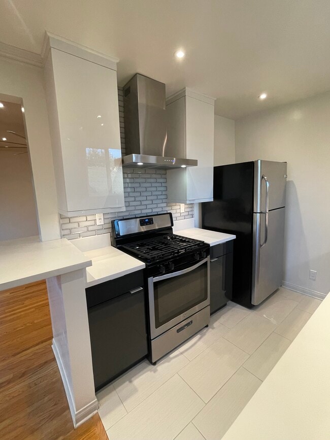 Photo - 5723 San Vicente Blvd Unit 5723 1/2