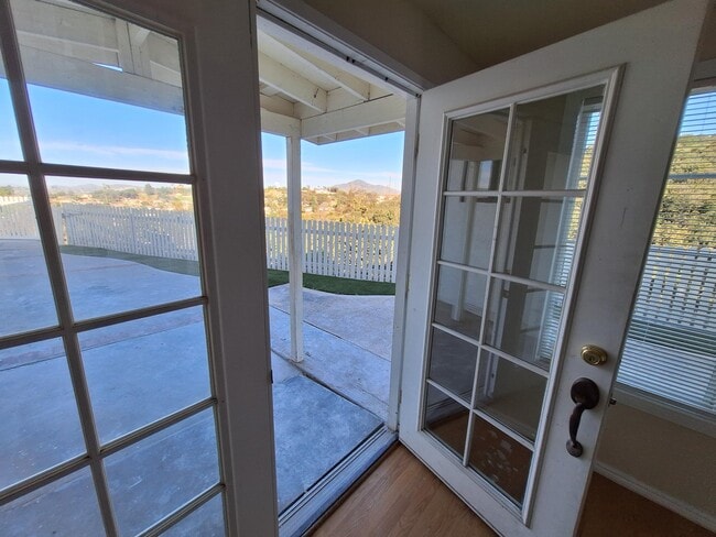 Photo - 954 Surrey Dr