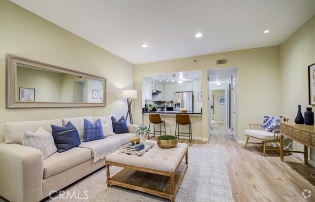 Building Photo - 720 W 4th St Unit 112 Rental