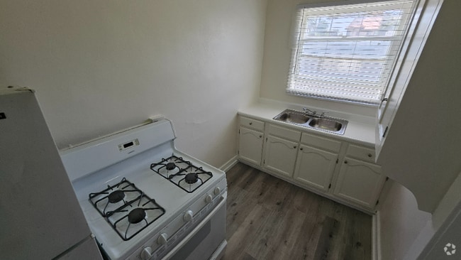 Building Photo - 815 S Lake St Rental