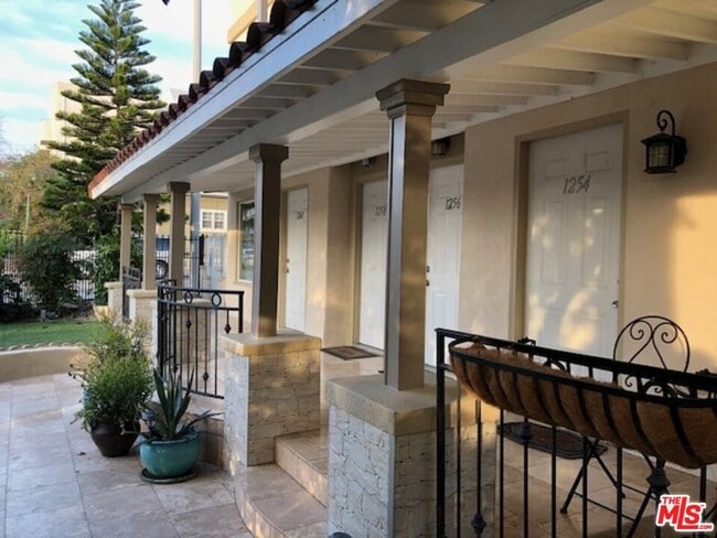 Building Photo - 1258 N Detroit St Unit 1258