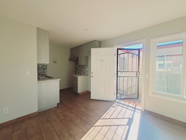 Building Photo - 1108 W 110th St