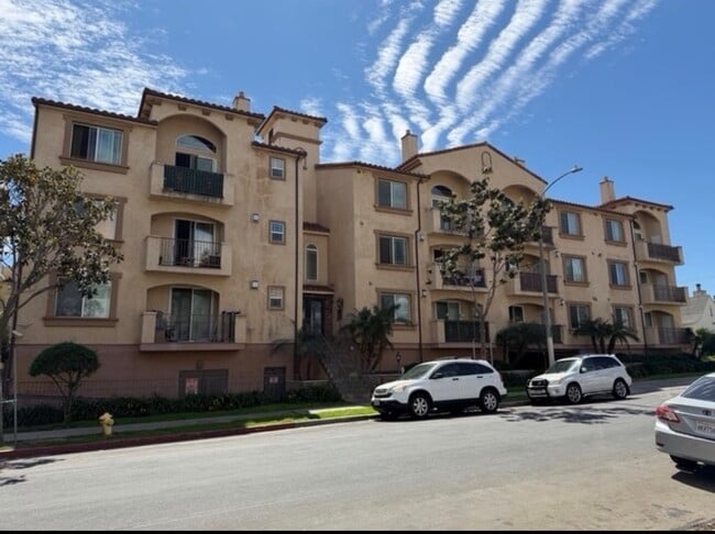 Building Photo - 5132 W Maplewood Ave Unit 202