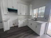 Kitchen - 504 E Newmark Ave