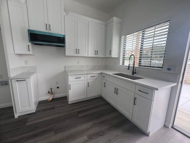 Kitchen - 504 E Newmark Ave