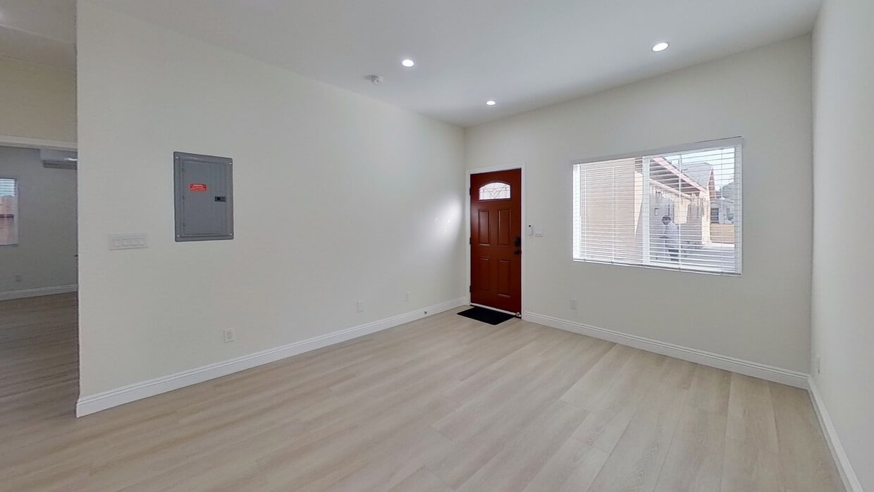 3D Tour - 2445 Harwood St