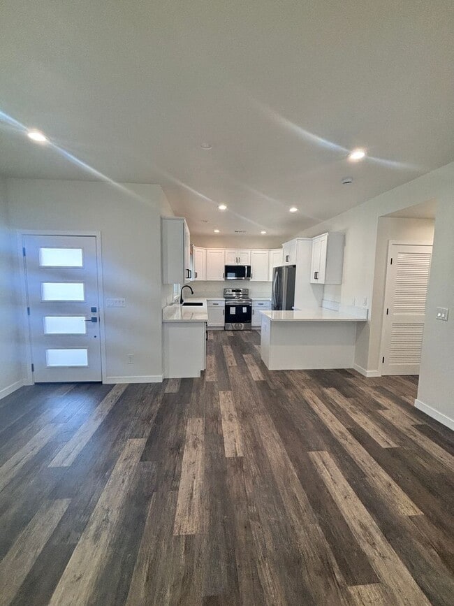 NEW CONSTRUCTION! 3 BED/2 BATH RESIDENCE A... - NEW CONSTRUCTION! 3 BED/2 BATH RESIDENCE A... Apartment Unit 767 Ash Avenue