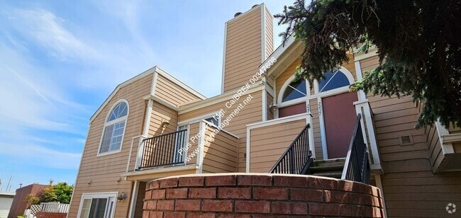 Building Photo - Centrally Located Village Green Two Story ... Rental