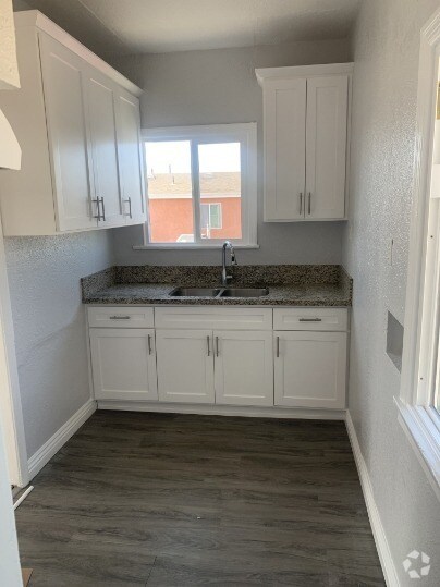 Building Photo - Spacious 2-Bedroom Apartment in Prime Los ... Unit 3