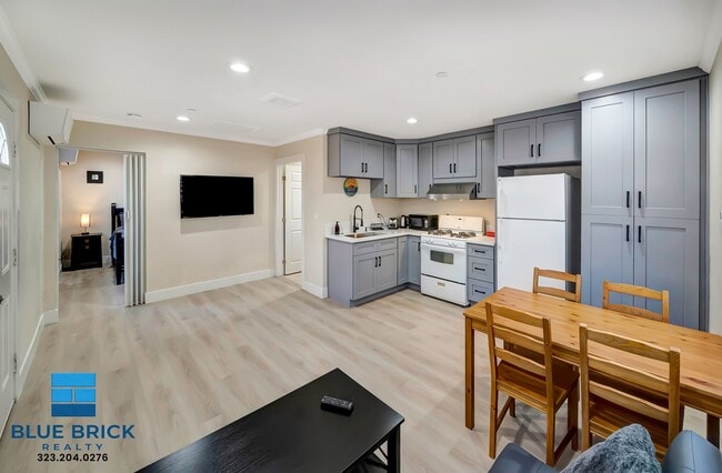 Photo - 5843 Vanalden Ave