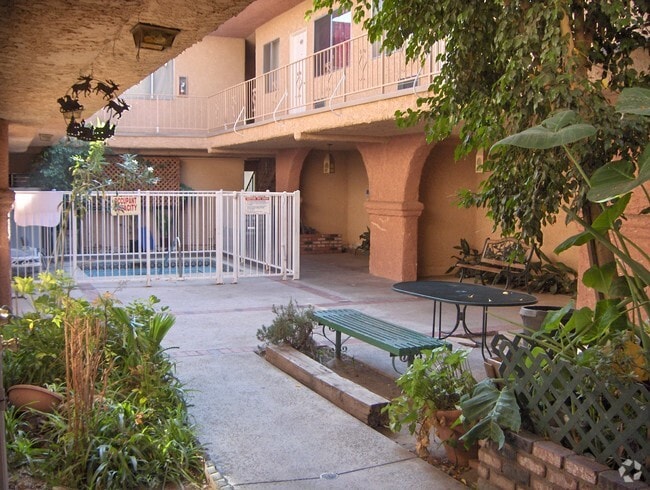 Photo - 13354 Vanowen St