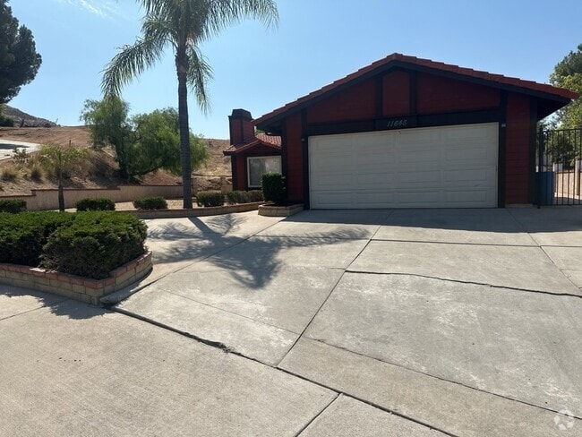 Building Photo - 2 Bedroom 1 Bath Home at the End of a Culd...