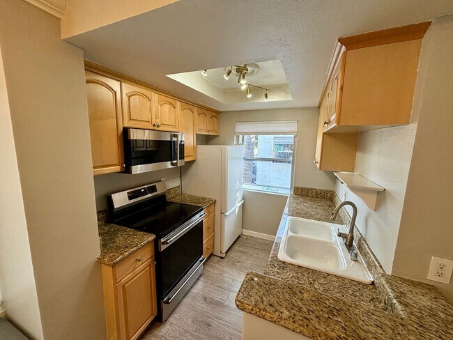 Building Photo - Beautiful 2 BD, 1.5 BA condo w/1 car detached garage for rent in University Heights! Unit #9