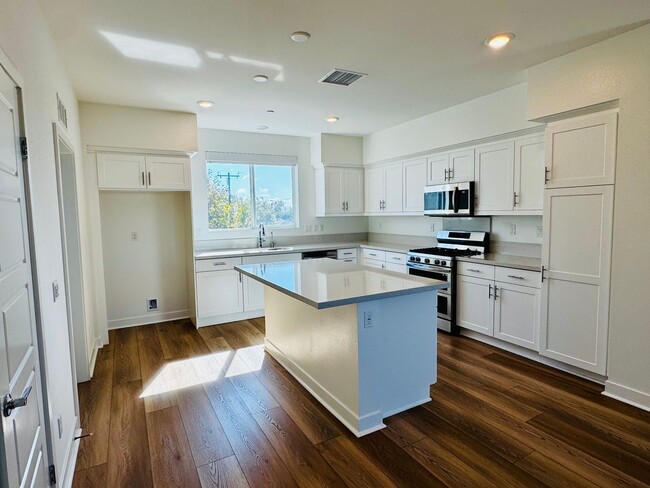Photo - Gorgeous Three Bedroom Townhome For Rent i...