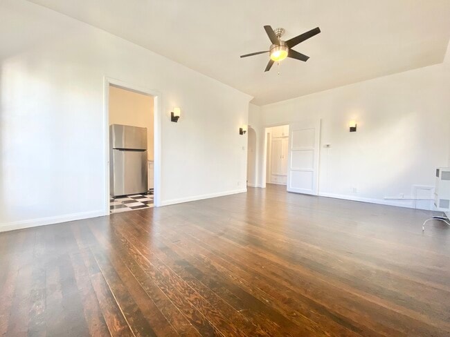 Building Photo - 401 N Genesee Ave Unit 105 Rental