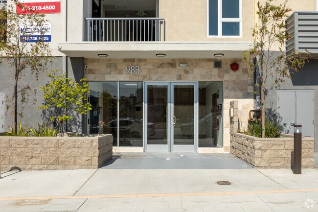 Photo - 983 Dewey Ave