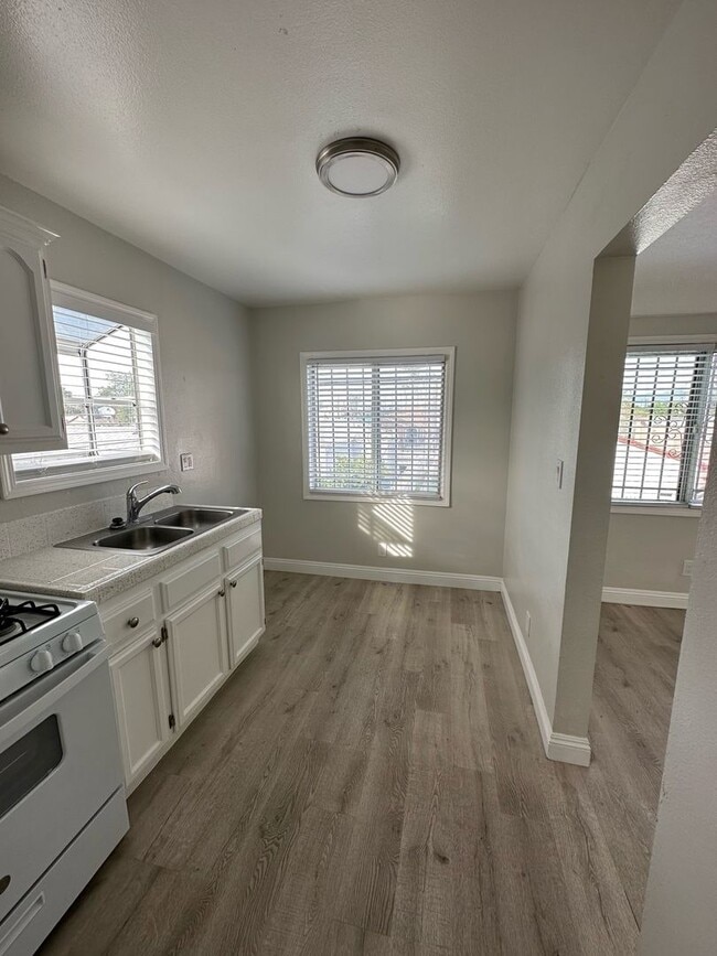 Photo - 714 E 81st St Unit 716