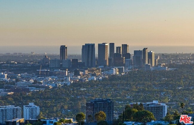 Photo - 8825 Hollywood Blvd