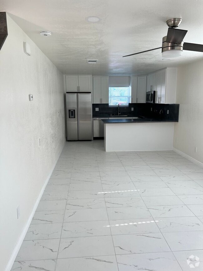Building Photo - $2,850 - 2 Bed 1 Bath House in San Diego