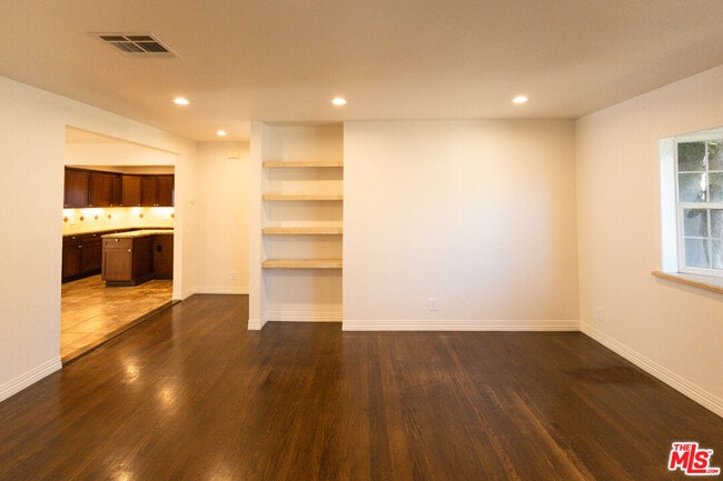 Photo - 5766 Newcastle Ave