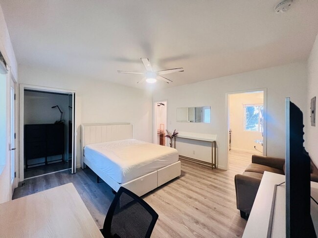 Photo - 5525 Harold Way