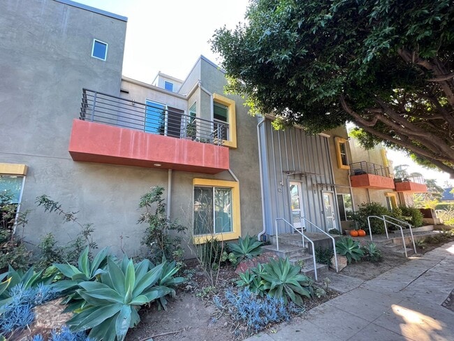 Building Photo - Santa Monica - Luxury Townhome w/ Loft!  (...