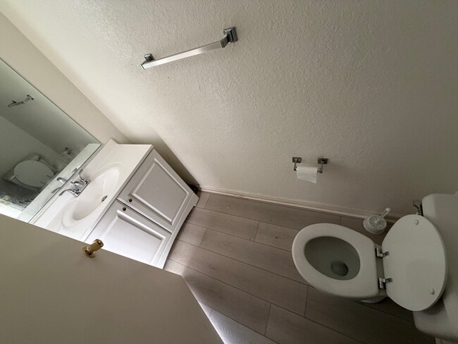 Photo - 43711 Challenger Way