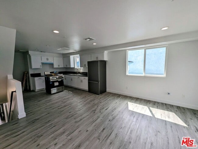 Photo - 753 1/2 E Adams Blvd