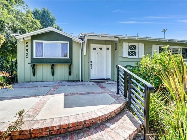 Building Photo - Welcome to this charming 3-bedroom, 2-bath...