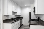 2BR, 2BA - 916SF - Kitchen - 4021 Stevely Ave Apartments