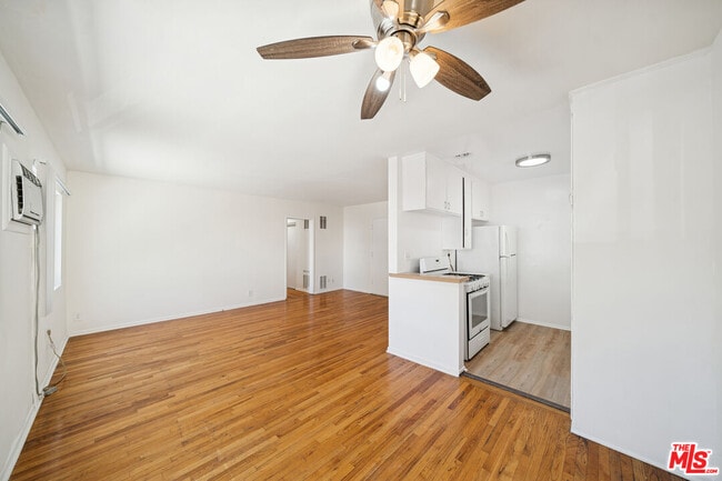 Building Photo - 1027 N Edinburgh Ave Unit 4