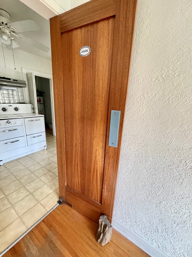 Photo - 13855 Vanowen St
