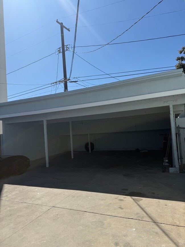 Building Photo - FOR RENT — COMPLETELY REMODELED Apartment Unit 3529