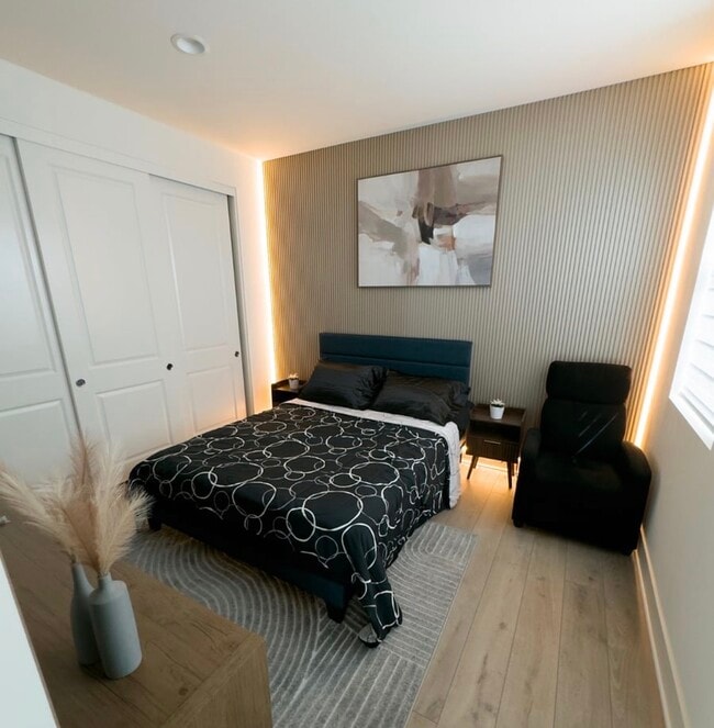 Queen size bed - 2415 Calle Grandon