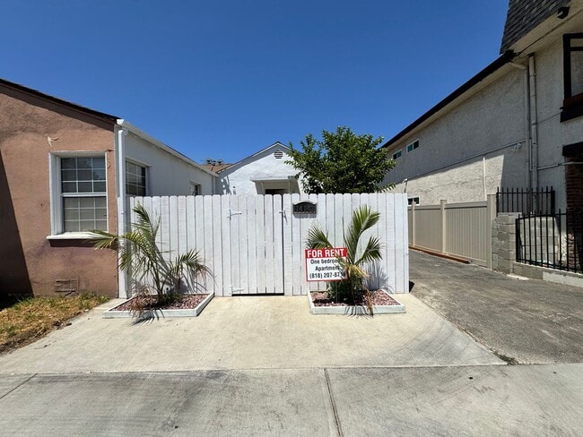 Nicely Updated Home with Enclosed Front Yard - Nicely Updated Home with Enclosed Front Yard