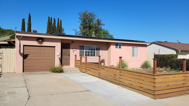 Recently Renovated 3 Bd / 2Ba with Den - Recently Renovated 3 Bd / 2Ba with Den House