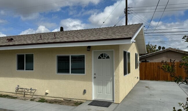 Building Photo - 1363 Hudspeth St Unit #2 Rental