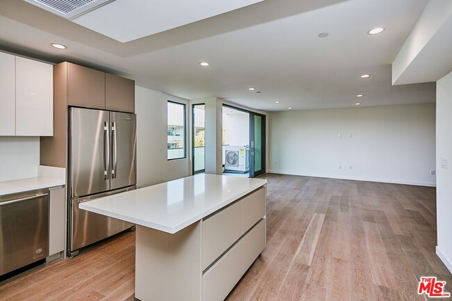 Photo - 328 N Maple Dr Unit 306