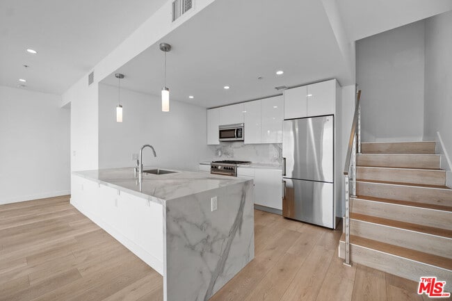 Building Photo - 957 Figueroa Terrace Unit 307
