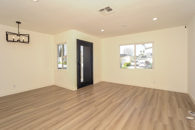 Photo - 5826 Jamieson Ave