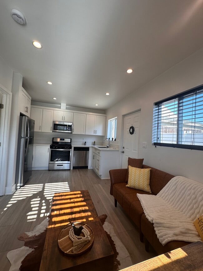 Photo - 17207 Lorne St