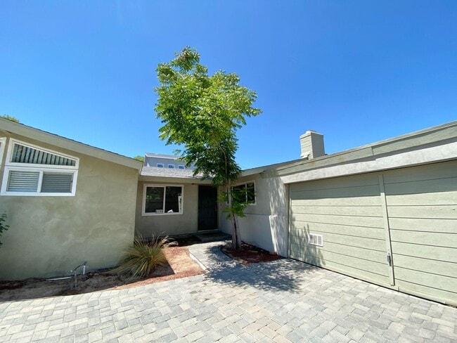 Building Photo - 6 Rooms, 3 Bathrooms with Driveway Parking! Rental
