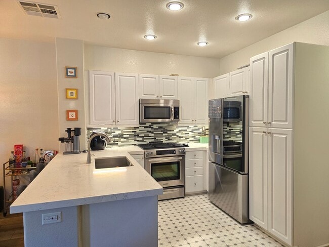 Photo - Beautiful Upgraded 2 Bedroom 2 Bathroom Townhouse in Gated Community – Santa Clarita