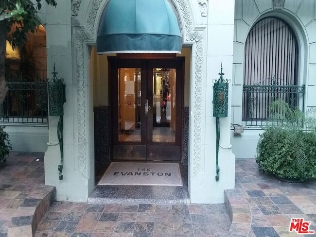 Photo - 630 S Kenmore Ave